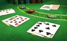 meja Speed Baccarat dengan area taruhan jelas dan kartu yang transparan di gowin123
